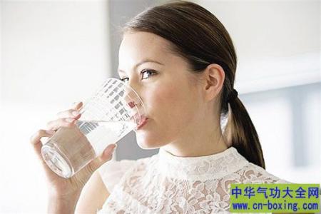 喝水误区 上班族喝水误区 一定有你犯过的错