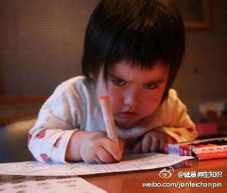 爱阅读的孩子的妈妈们 孩子在5岁前不宜练写字！妈妈们一定要看