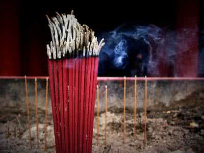 给佛上香的正确方法 烧香的正确方法