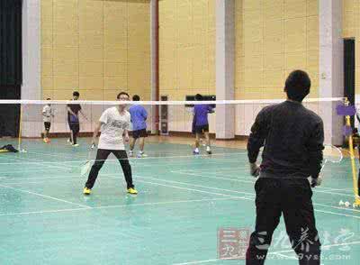 自制简易羽毛球发球机 打羽毛球的技巧 简易窍门让你技术猛涨