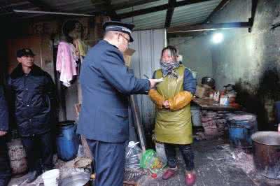 孕妇可以吃炸鸡排吗 你还敢吃吗？炸鸡排黑窝点用不明液体浸泡鸡肉|北京城事