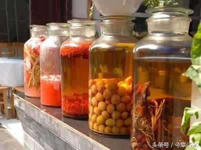 桑枝酒 偏方治小病:7：一杯桑枝酒，治好肩周炎