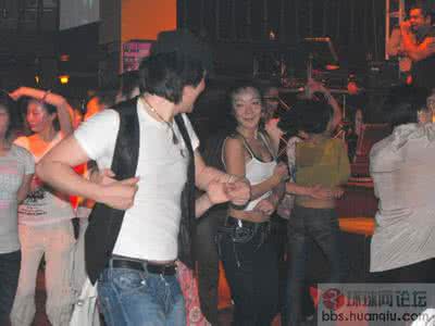 能从眼神看出男女关系 从大街上看男女关系 zt