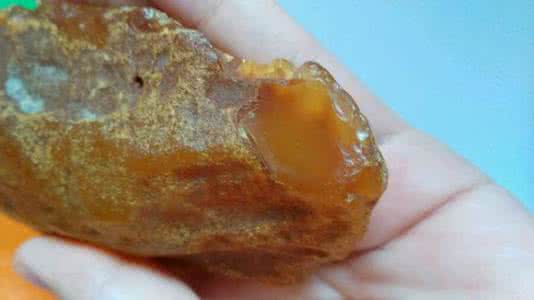 蜜蜡原石带皮怎么把玩 蜜蜡原石带皮怎么把玩 蜜蜡原石把玩 无可替代的魅力！