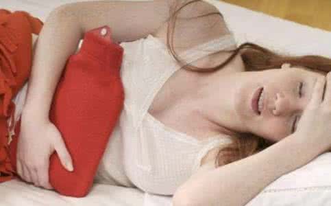 来月经前浮肿 月经前浮肿 来月经为什么人会浮肿?