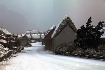 围绕中心 服务大局 外国诗围绕雪景的 ?下雪了 · 围上这些 “围巾” 比雪景更美！