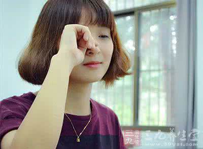 青黑色黑眼圈 女性黑眼圈所透露出来的“黑色警报”