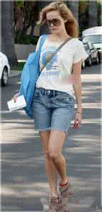 牛仔短裤怎么搭配上衣 宽松牛仔短裤怎么搭配