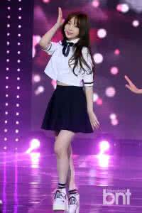 强化看齐意识 美白代表齐上台 强化美白搬上来