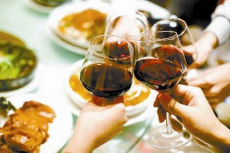 觥筹交错 过年觥筹交错喝酒少不了 几种食物教你轻松解酒