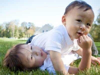 孩子爱打人怎么办 孩子爱打人怎么办 宝宝爱打人，打其它孩子怎么办？