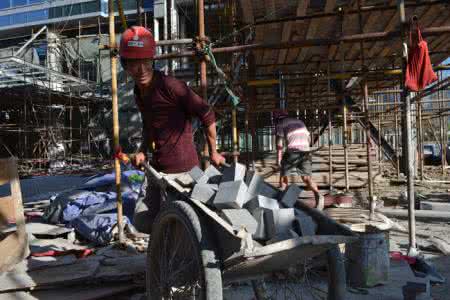 建筑工地塔吊安装视频 1111.视频: 看工地坐便安装