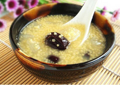 小米加什么熬粥最养胃 小米，你还仅仅用来熬粥吗？快来看看小米的一些新吃法