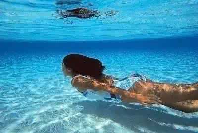 澡堂里直播被拘留 这才叫游泳,你那只能叫澡堂