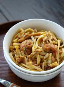 培根炒面 家常炒面的香辣鲜美滋味,培根蟹味菇炒玉米面