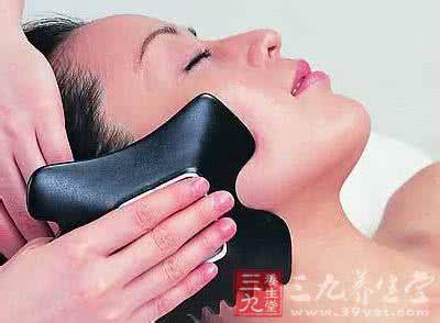 刮痧的作用原理是什么 刮痧的作用 刮痧疗法治疗内外耳病