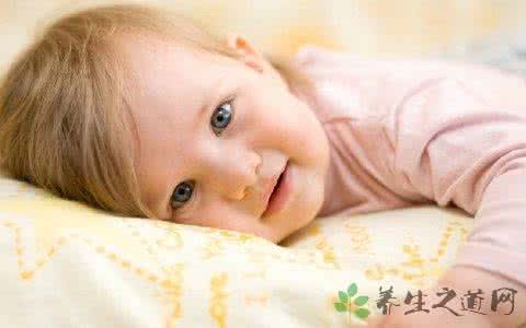 婴儿床上用品 婴儿床上不要放置这些危险物