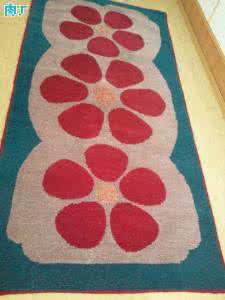 毛线编织家居小饰品 【家居钩编】教你用旧毛线编织漂亮的地毯方法和花样