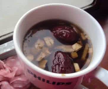 炒枣茶的制作方法 养生新知:炒枣茶缓解老胃病
