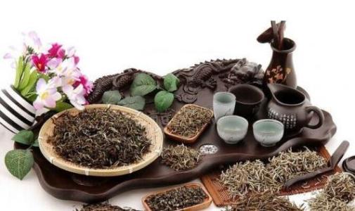 隔夜茶去黑眼圈 隔夜茶去黑眼圈 隔夜茶渣有什么用处?茶叶消除黑眼圈