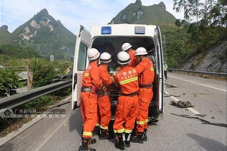 路虎高速爆胎失控 高速路上爆胎,只有这个方法才能保命!
