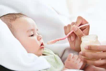 宝宝呕吐发烧怎么回事 宝宝发烧为何呕吐？发烧呕吐应该怎么办