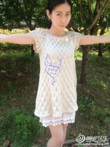 钩编结合的毛衣 美艳的钩编结合大 V领短袖衫(图解)
