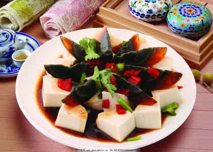皮蛋豆腐 最科学的吃皮蛋方法——皮蛋豆腐（附取盒装豆腐窍门）