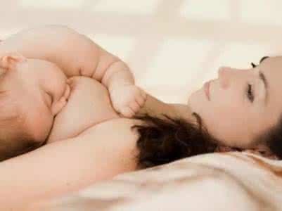 产后母乳不足怎么办 产后母乳不足 现代女性产后母乳不足 原因何在？
