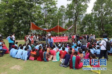 尼泊尔大地震 尼泊尔大地震后，成都爱心老板熬粥免费发放