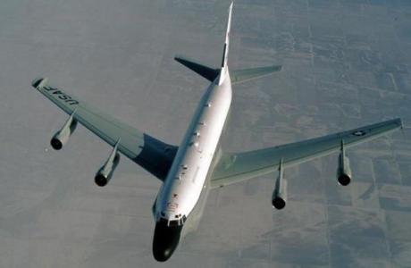 战机桶滚动作 日媒：解放军战机表演“桶滚”秀 美担心再被拦截