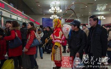 北京站 春运 孙悟空北京站排队买票 春运路上的注意事项
