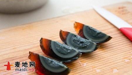 皮蛋怎么切不粘刀视频 切皮蛋不粘刀的小窍门