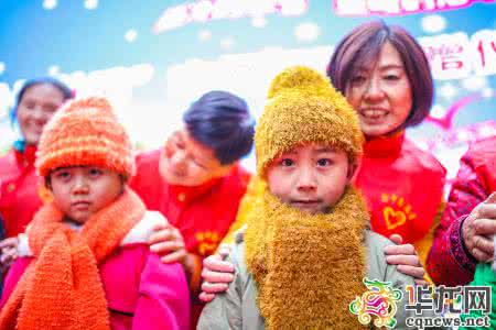 孩子的笑容 用编织来装饰孩子的笑容