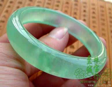高手如何选购翡翠手镯 选购翡翠手镯 琥珀手镯选购需要了解的市场行情