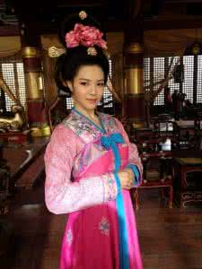 十年情敌熬成攻 给皇帝当30年秘书并成情敌的传奇女性
