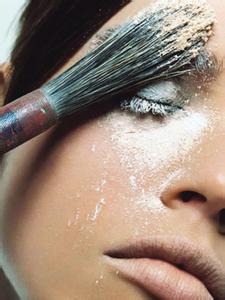 底妆怎么才透亮服帖 底妆怎么才透亮服帖?