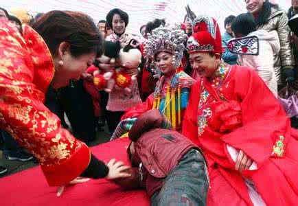 巴基斯坦婚俗 巴基斯坦婚俗 巴基斯坦婚俗竟让新郎新娘手捧花圈完成仪式
