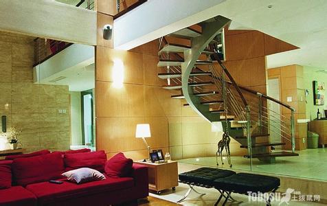 挑空客厅带楼梯效果图 旋转楼梯加挑空客厅的乡村豪宅，造价仅仅才30万！