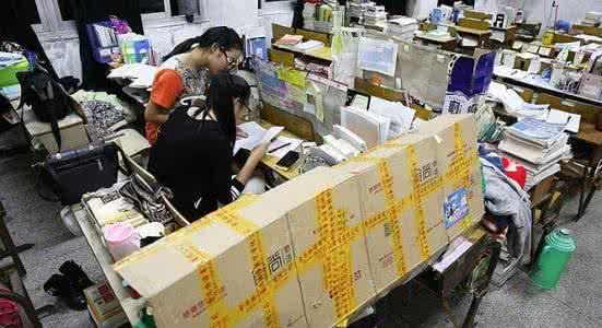 安静的躺在课桌里面 新浪网 考研学子为求安静 课桌上搭“围墙”|包装盒|考研|课桌_新浪教育_新浪网