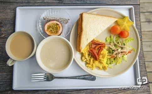 早餐必须含有哪些食物 为早餐打分 优质早餐应含4类食物