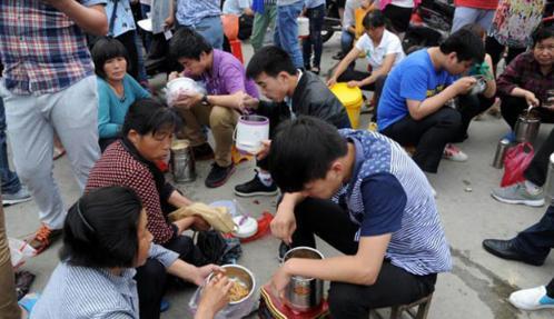 东莞工厂送餐 “高考工厂”家长给孩子送餐 自己吃剩饭