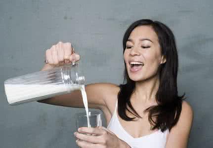 年轻人喝中老年奶粉 年轻人喝中老年奶粉 年轻人可以喝什么奶粉？