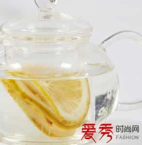 鲜柠檬片泡水的方法 柠檬片泡水的方法 柠檬要怎样泡水喝才不会苦_柠檬片泡水的方法