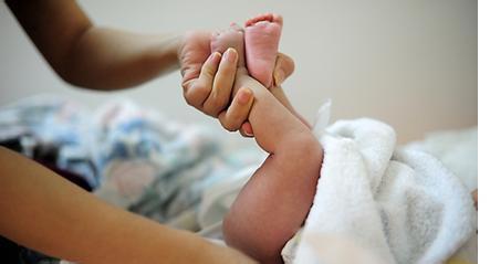 妈妈给小孩换尿布视频 错误的换尿布法，90%的妈妈都中招