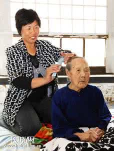 百岁老人的幸福生活 百岁老人的幸福生活 百岁经诗书作伴百岁老人的幸福生活