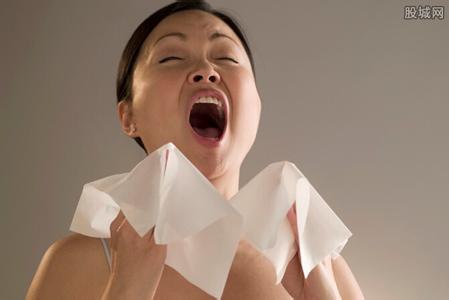 寒冬穿短裙相亲 雪天穿短裙相亲患重感冒 一个喷嚏打歪下巴