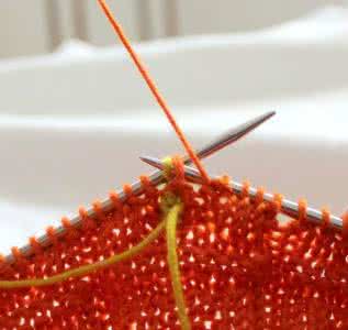 从领口开始的棒针编织 棒针编织技巧----未分离针织添加绒球图解