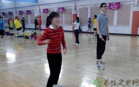 羽毛球肩部受伤 打羽毛球腰肩受伤怎么办