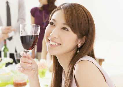 喝酒暖身 女性养生养颜经 秋冬喝养生酒 暖身止痛还养颜